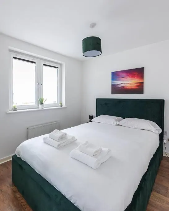 Stunning 1 Bd Flat In Lochend Park With A Patio Daire Edinburgh