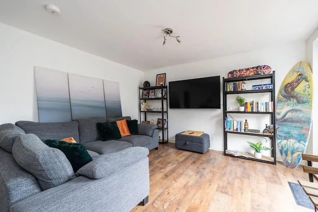Stunning 1 Bd Flat In Lochend Park With A Patio ile iletişim